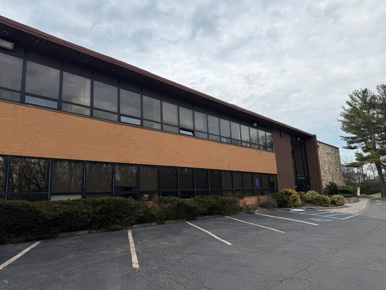 More Photos Of 80 Skyline Dr, Plainview Research And Development For Lease