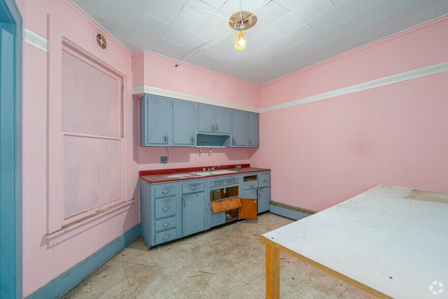 More Photos Of 118 Cass St, Woodstock Storefront For Sale