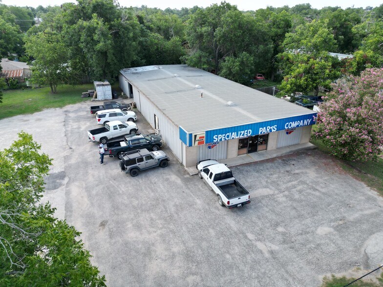More Photos Of 1413 W San Antonio St, New Braunfels Freestanding For Sale