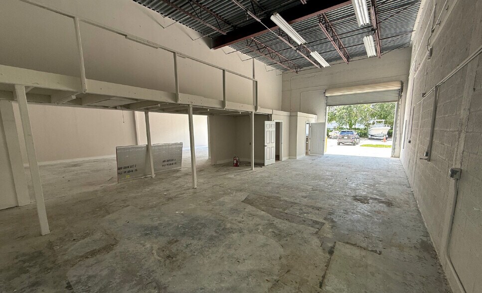More Photos Of 3330-3382 SE Gran Park Way, Stuart Warehouse For Lease