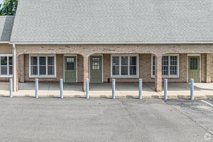 More Photos Of 320 Merrick Rd, Amityville Freestanding For Sale