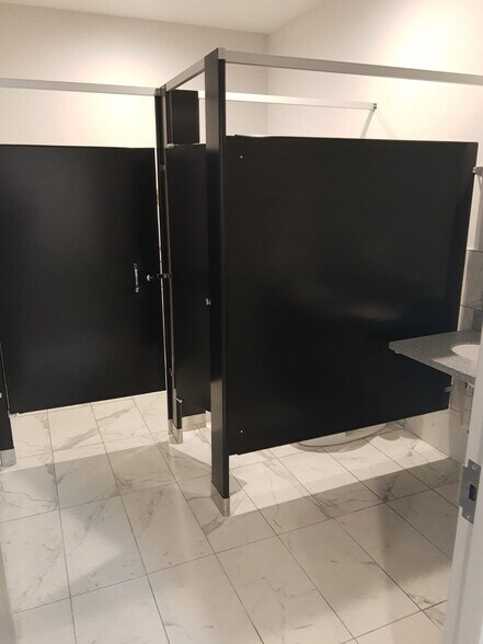 More Photos Of 17119 Wayside Dr, Dumfries General Retail For Sale