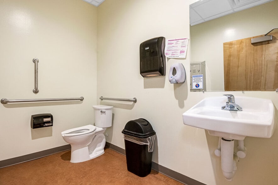 More Photos Of 4275 Western Blvd, Jacksonville Medical For Sale