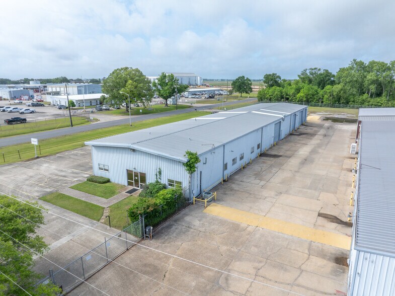 More Photos Of 718 Hangar Dr, New Iberia Warehouse For Sale