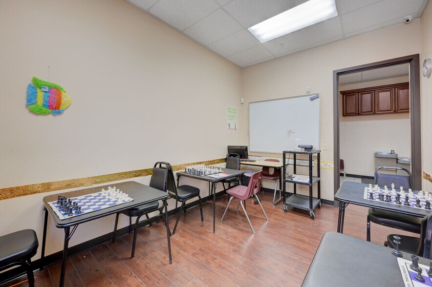 More Photos Of 6284 Spring Mountain Rd, Las Vegas Office For Sale