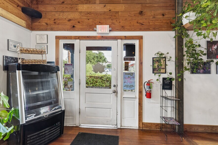 More Photos Of 217 W Hopkins St, San Marcos Restaurant For Sale