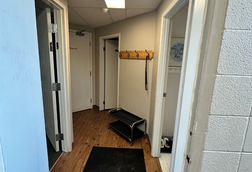 More Photos Of 11404 40 Av NW, Edmonton Schools For Lease