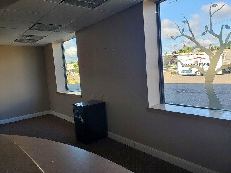 More Photos Of 2425 Hyde Park Blvd, Niagara Falls Freestanding For Lease