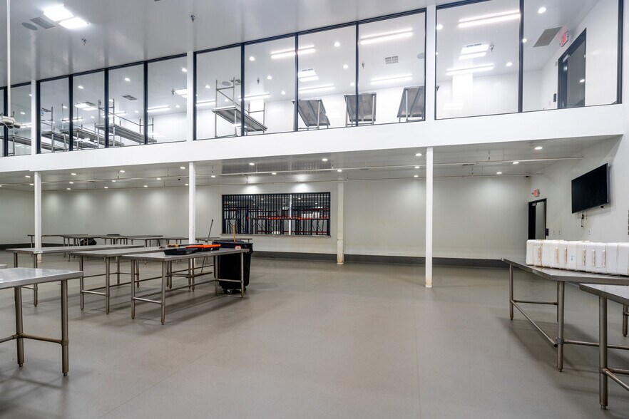 More Photos Of 19533 McLane St, Palm Springs Distribution For Sale