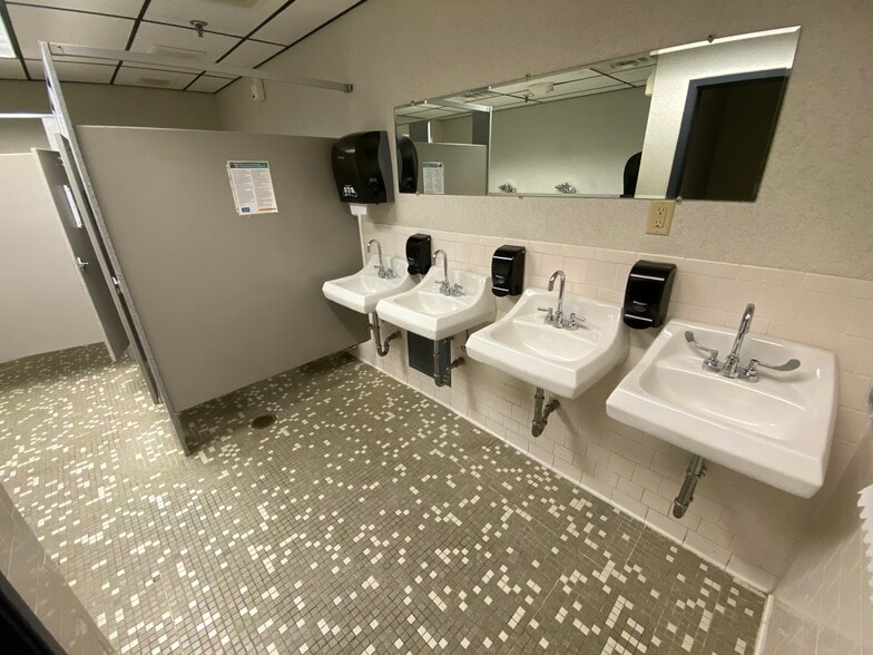 More Photos Of 215 Marvin Miller Dr SW, Atlanta Light Distribution For Lease