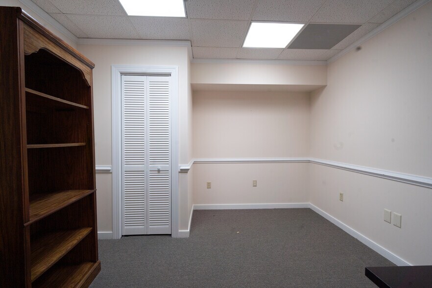 More Photos Of 220 Chesapeake Dr, White Stone Office For Sale