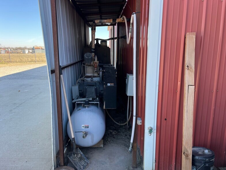 More Photos Of 1202 Cherokee St, Lindsay Auto Repair For Sale