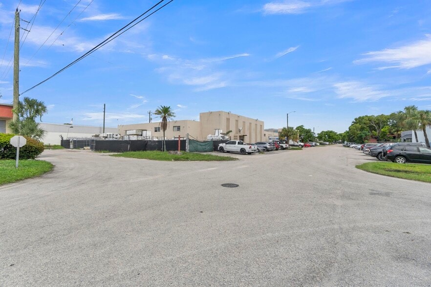 More Photos Of 821-841 NW 57th Pl, Fort Lauderdale Manufacturing For Lease