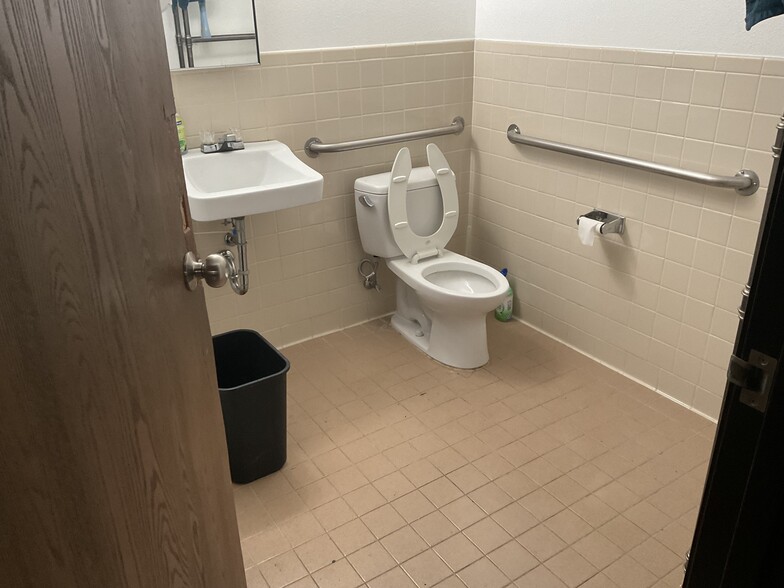 More Photos Of 7388 S Revere Pky, Centennial Showroom For Lease