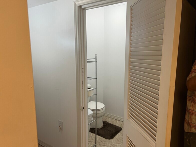 More Photos Of 300 E Broadway Blvd, Johnston City Specialty For Sale