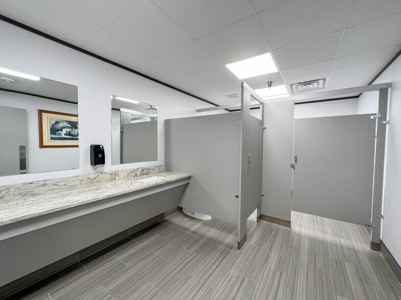 More Photos Of 108 Commercial Cir, Conroe Office Residential For Lease