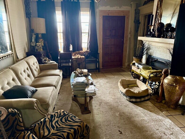 More Photos Of 110 W Valentine St, Tyler General Retail For Sale