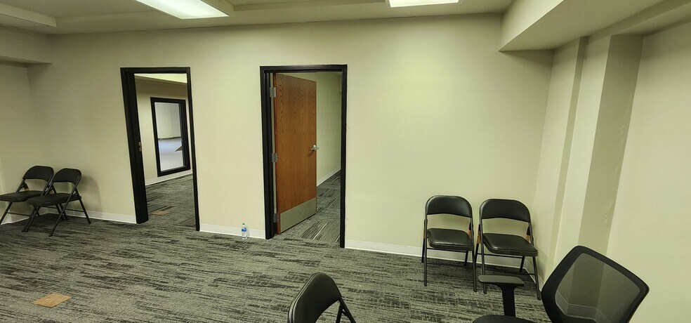 More Photos Of 2144 S Macarthur Blvd, Springfield Office For Lease