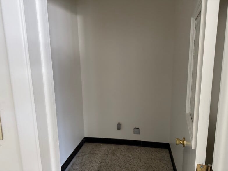 More Photos Of 121 N Lafayette Ave, Marshall Flex For Sale