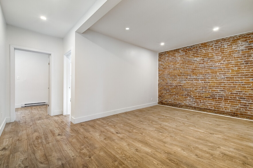 More Photos Of 301-311 St De L'église, Montréal Storefront Retail Office For Sale