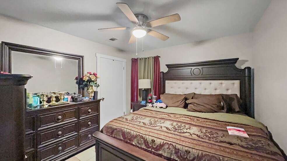 More Photos Of 300 S Cedar St, Crockett Apartments For Sale