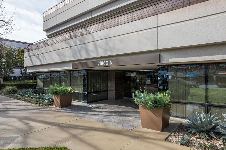 More Photos Of 21860 Burbank Blvd, Woodland Hills Office For Lease