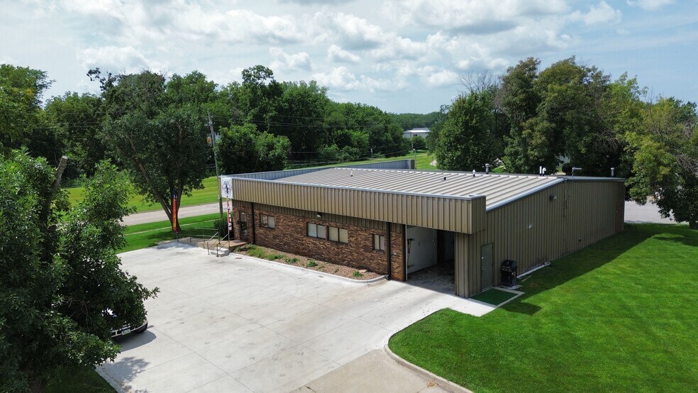 More Photos Of 9205 Swanson Blvd, Clive Light Manufacturing For Lease