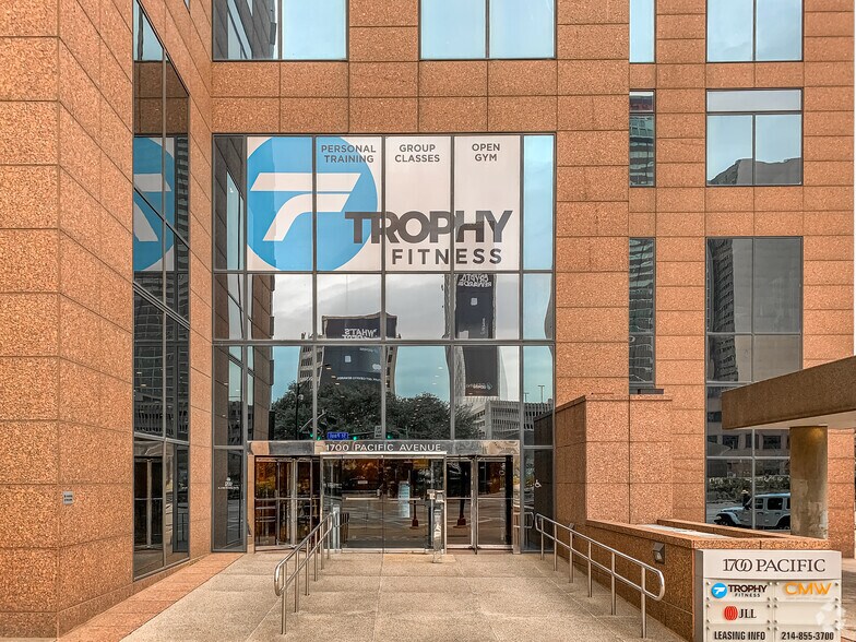 More Photos Of 1700 Pacific Ave, Dallas Office For Lease