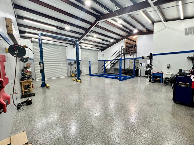 More Photos Of 1308 N Frazier St, Conroe Service For Sale