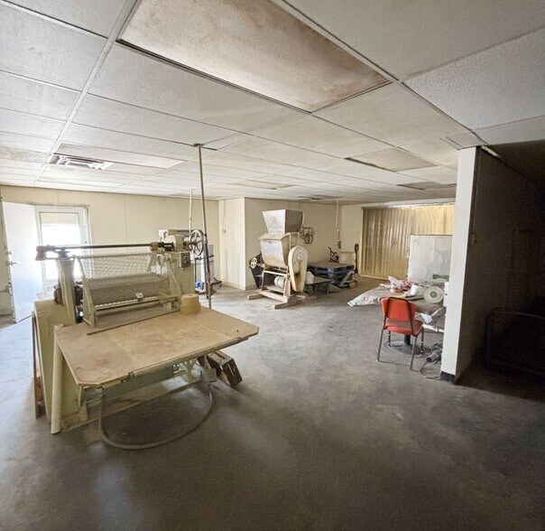 More Photos Of 121 Virginia St NE, Albuquerque Light Distribution For Sale