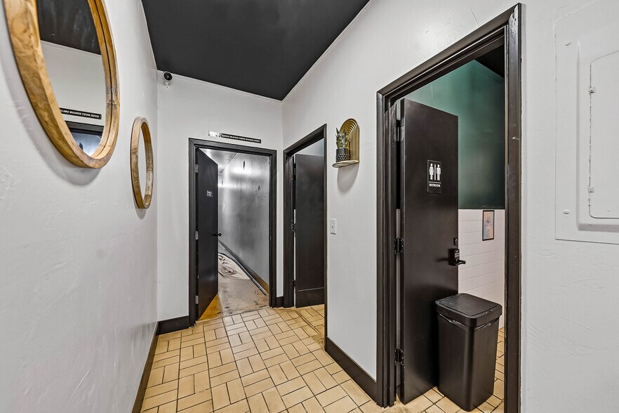 More Photos Of 239 SE G St, Grants Pass General Retail For Sale