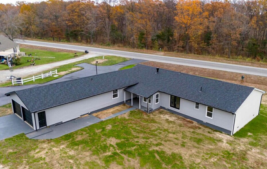 More Photos Of 7837 IL-37, Benton Light Distribution For Sale