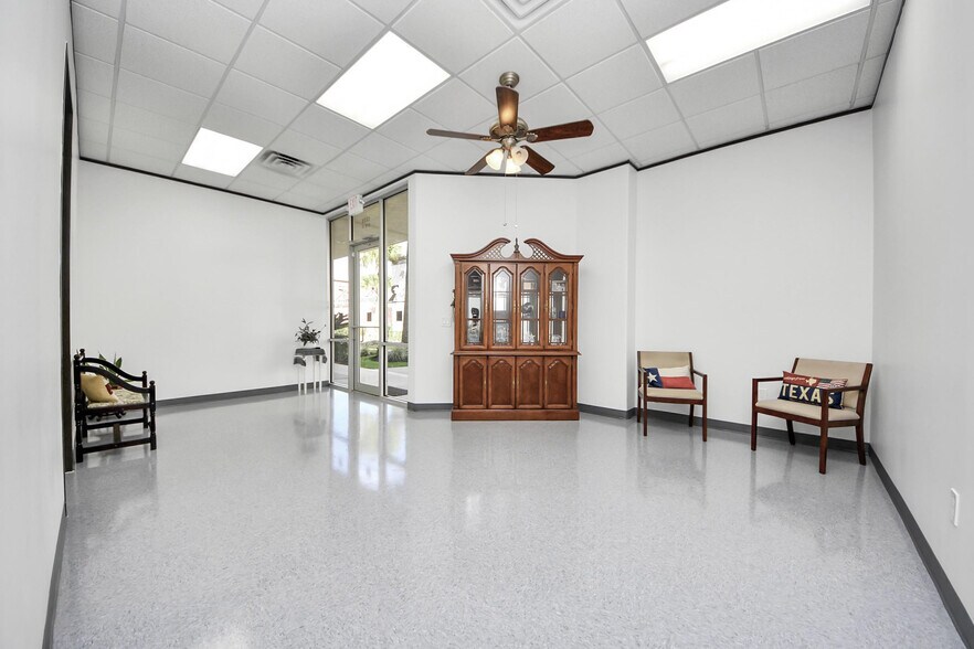 More Photos Of 1335 Space Park Dr, Houston Office For Lease