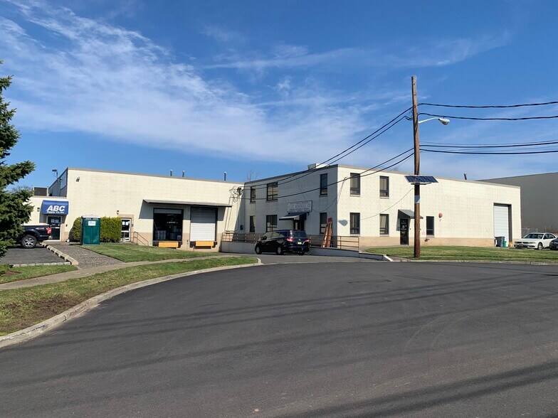 More Photos Of 45 Samworth Rd, Clifton Showroom For Lease