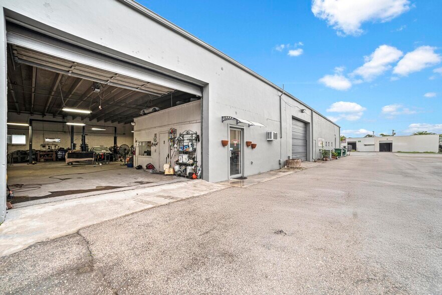More Photos Of 170 NW 16th St, Boca Raton Warehouse For Sale