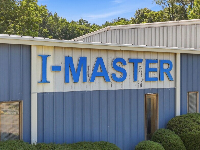 More Photos Of 112 Corporate Park East Dr, Lagrange Warehouse For Lease