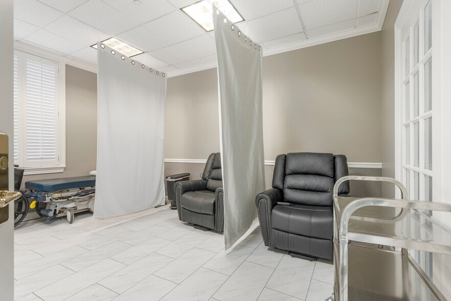 More Photos Of 6130 E 81st St, Tulsa Office For Lease