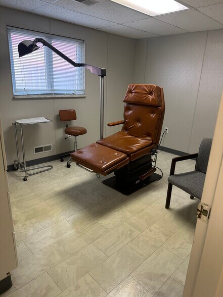 More Photos Of 978 Perry Hwy, Pittsburgh Medical For Sale