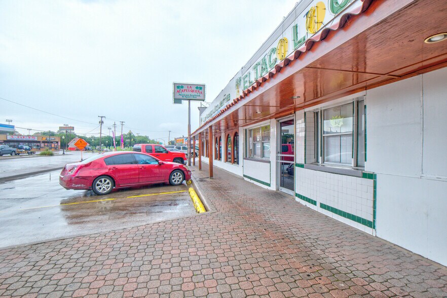 More Photos Of 2706 Samuell Blvd, Dallas Storefront For Lease