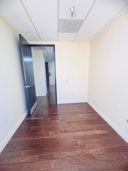 More Photos Of 21731 Ventura Blvd, Woodland Hills Medical For Lease