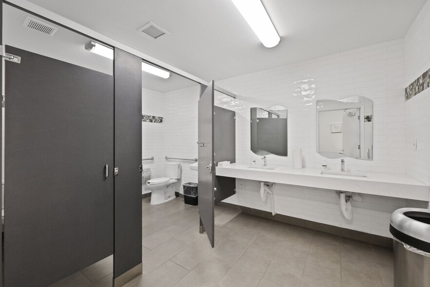 More Photos Of 10055 Yamato Rd, Boca Raton Medical For Lease