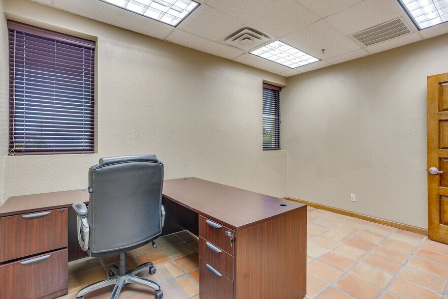 More Photos Of 3500 Noble Ave, Fort Worth Flex For Lease