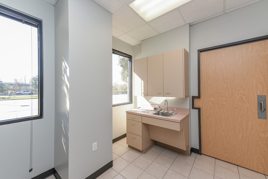 More Photos Of 5751 Blythewood St, Houston Unknown For Lease