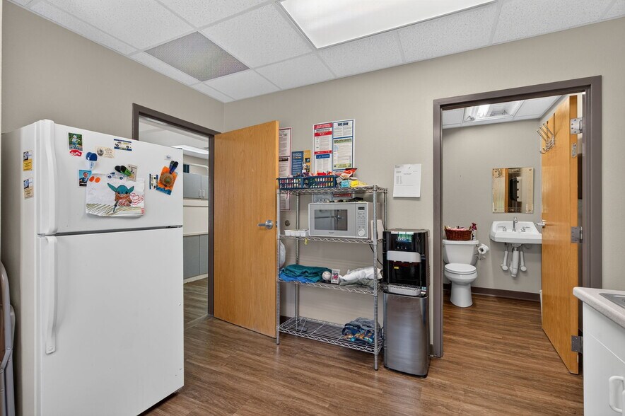 More Photos Of 1567 W Diane St, Ozark Office For Sale