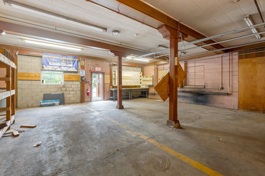 More Photos Of 28 Collins St, Seabrook Flex For Sale