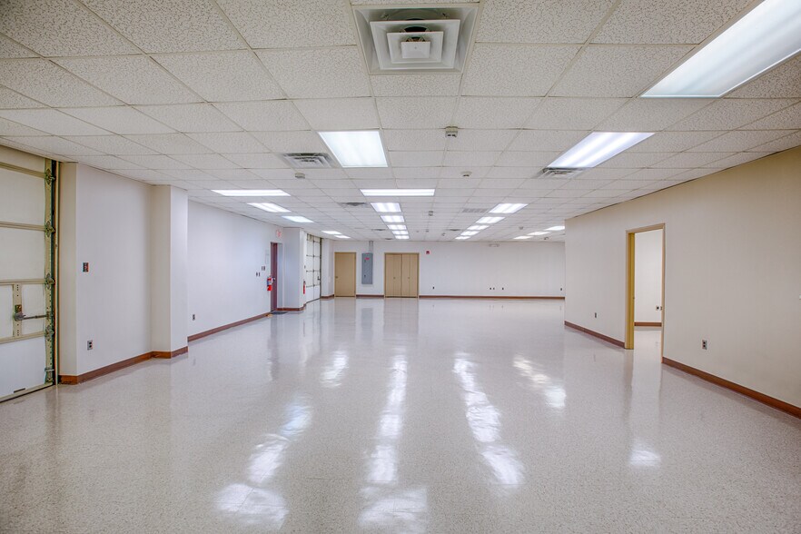 More Photos Of 273-275 Midway Ln, Oak Ridge Warehouse For Lease