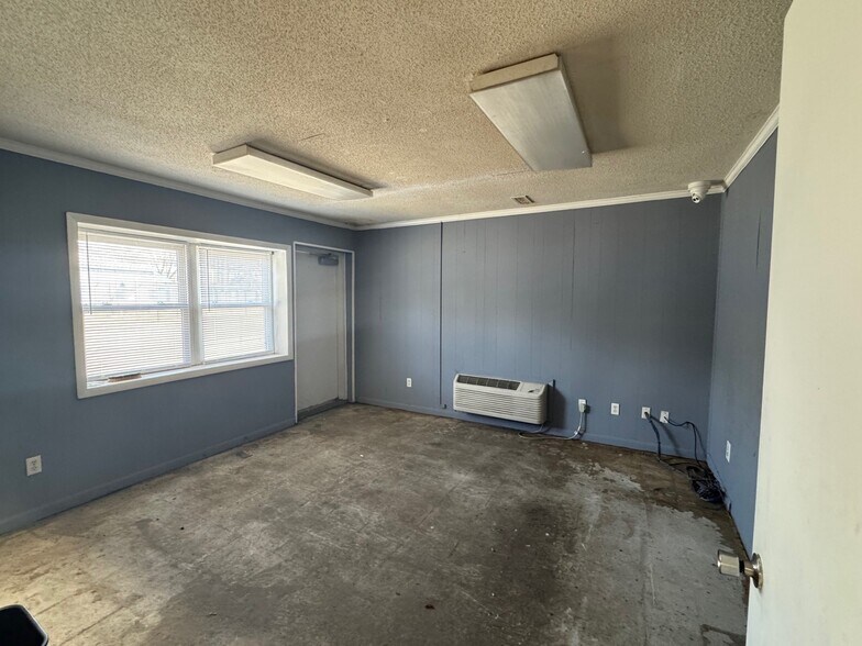 More Photos Of 951 Carl Vinson Pky, Centerville Warehouse For Lease