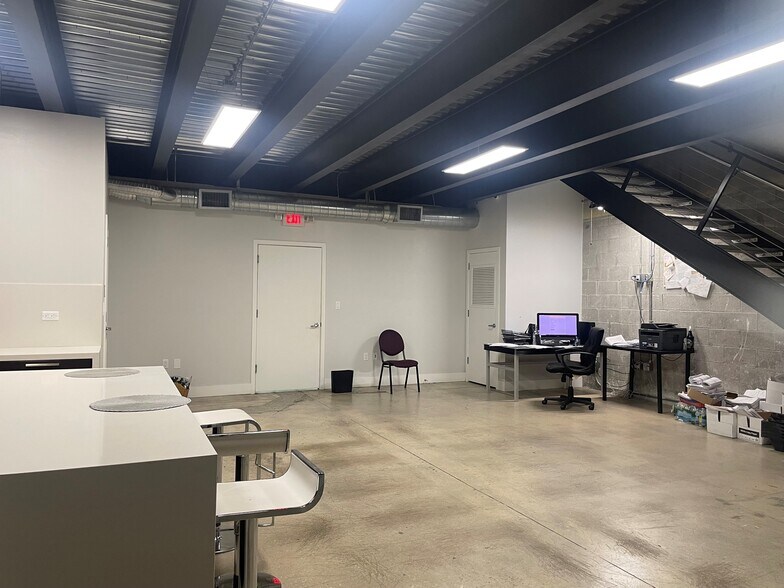 More Photos Of 3803 NW 125th St, Opa Locka Showroom For Lease