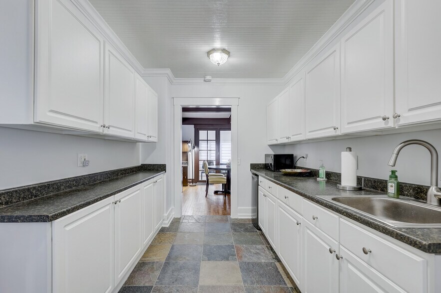 More Photos Of 2520 Rochester Rd, Royal Oak Office For Lease