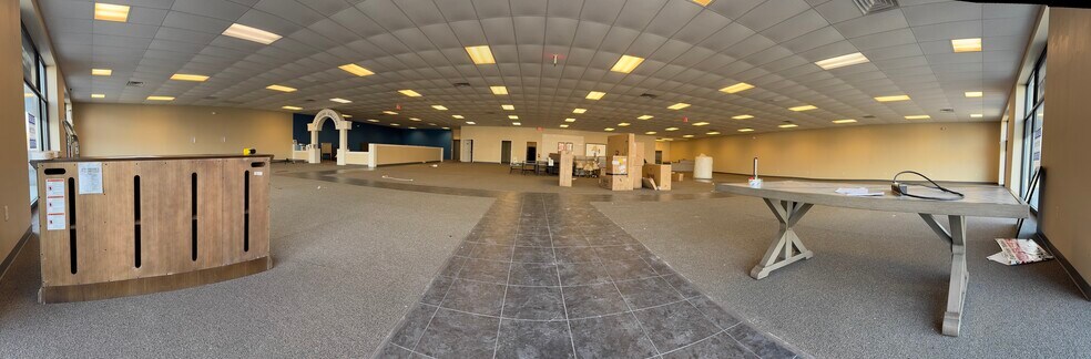 More Photos Of 3316 Navarre Ave, Oregon Storefront For Lease